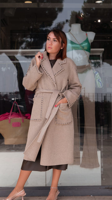 Cappotto beige con cintura e dettagli borchiati
