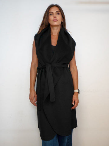 Gilet Smanicato Nero con Cintura di Vicolo