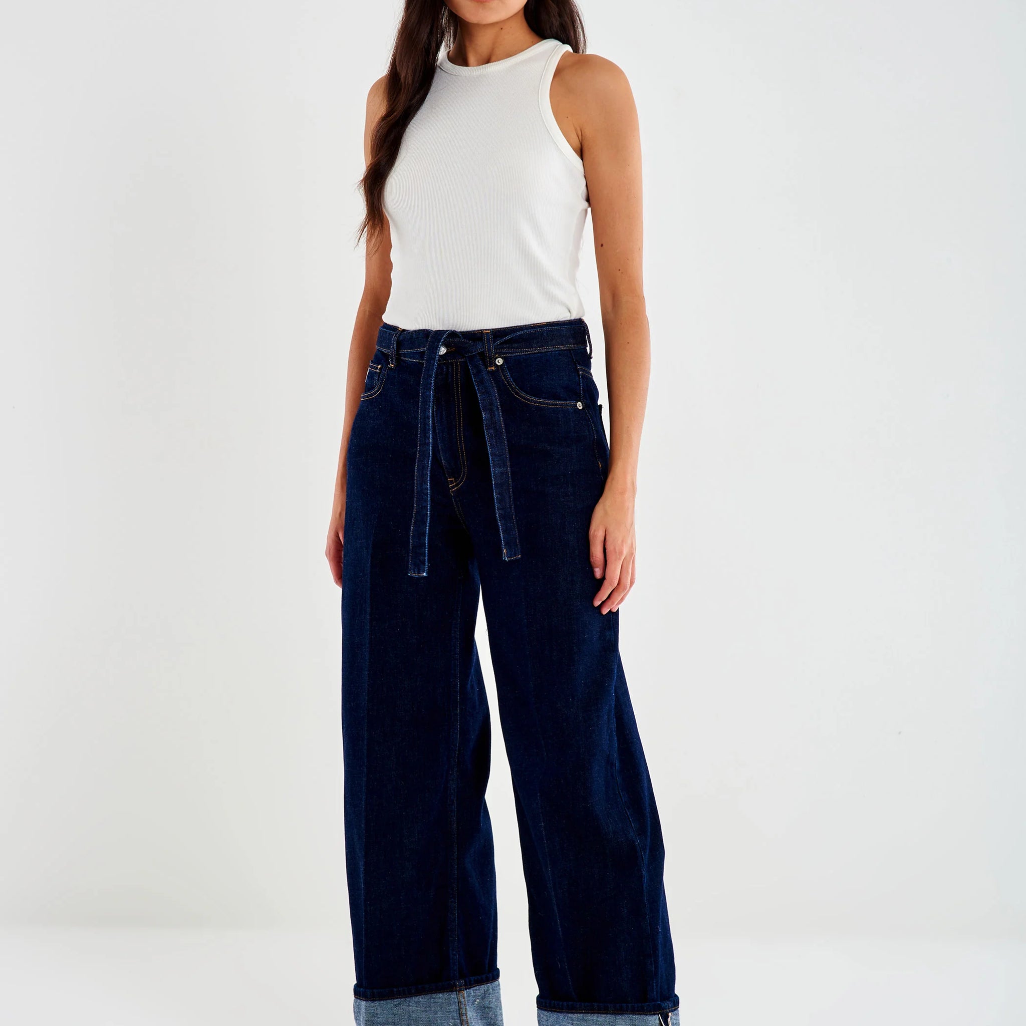 Jeans wide leg blu con risvolto e cintura coordinata
