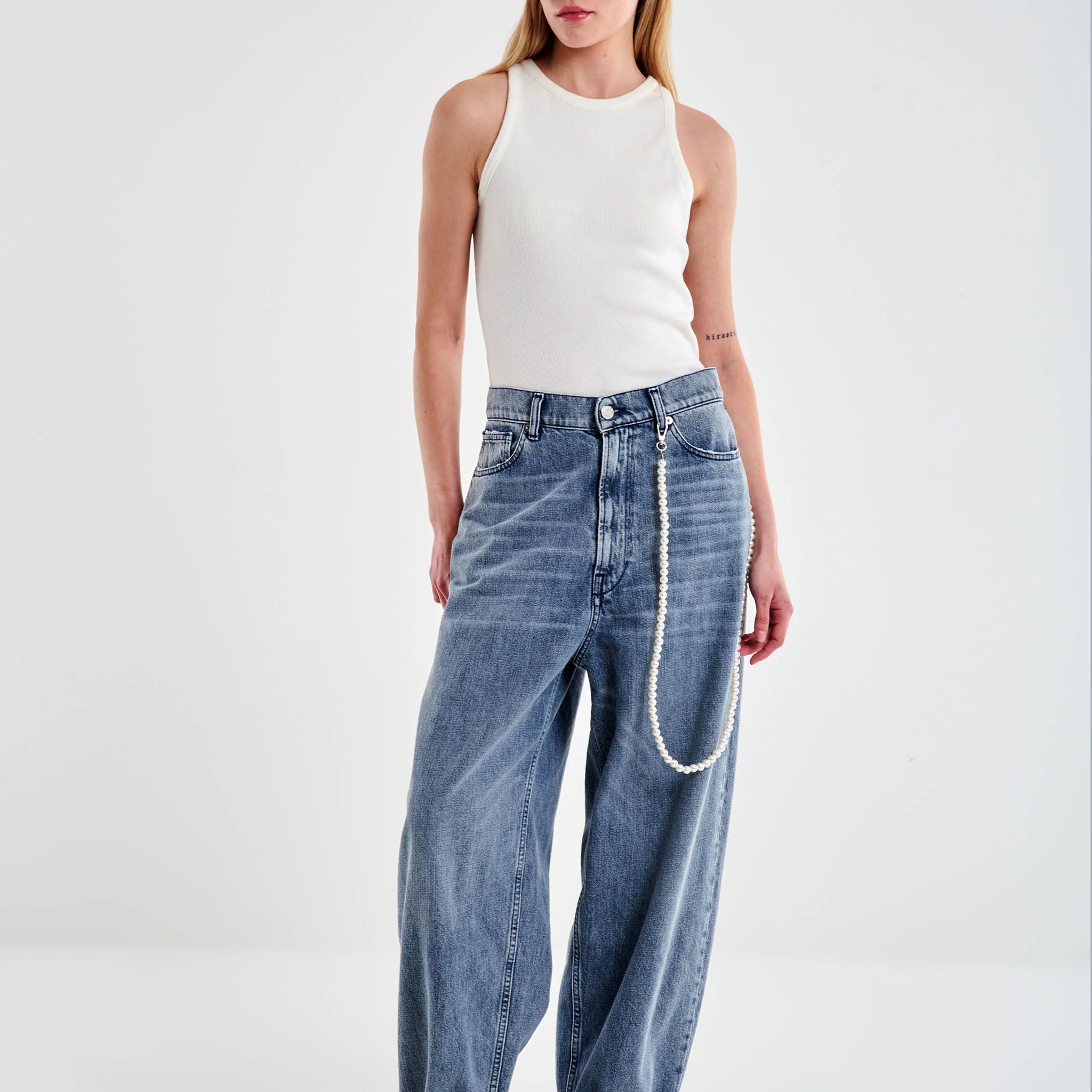 Jeans baggy blu chiaro con risvolto e dettaglio catena