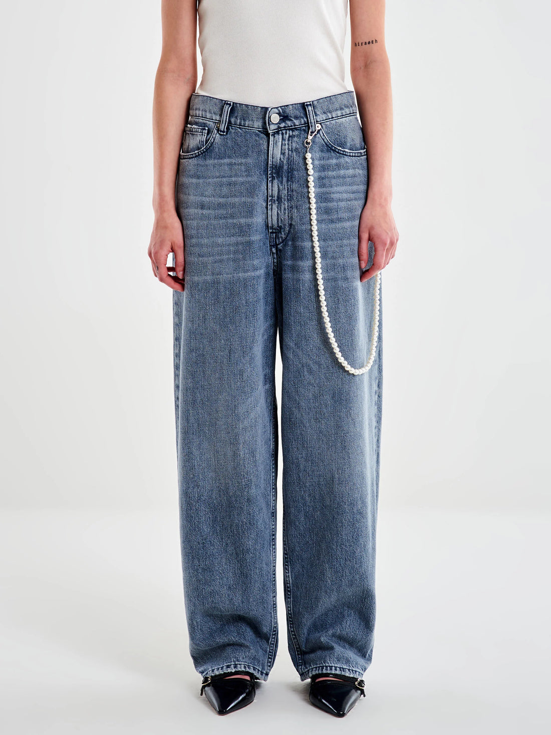 Jeans baggy blu chiaro con risvolto e dettaglio catena