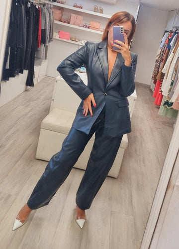 Completo in eco-pelle blu con giacca e pantalone