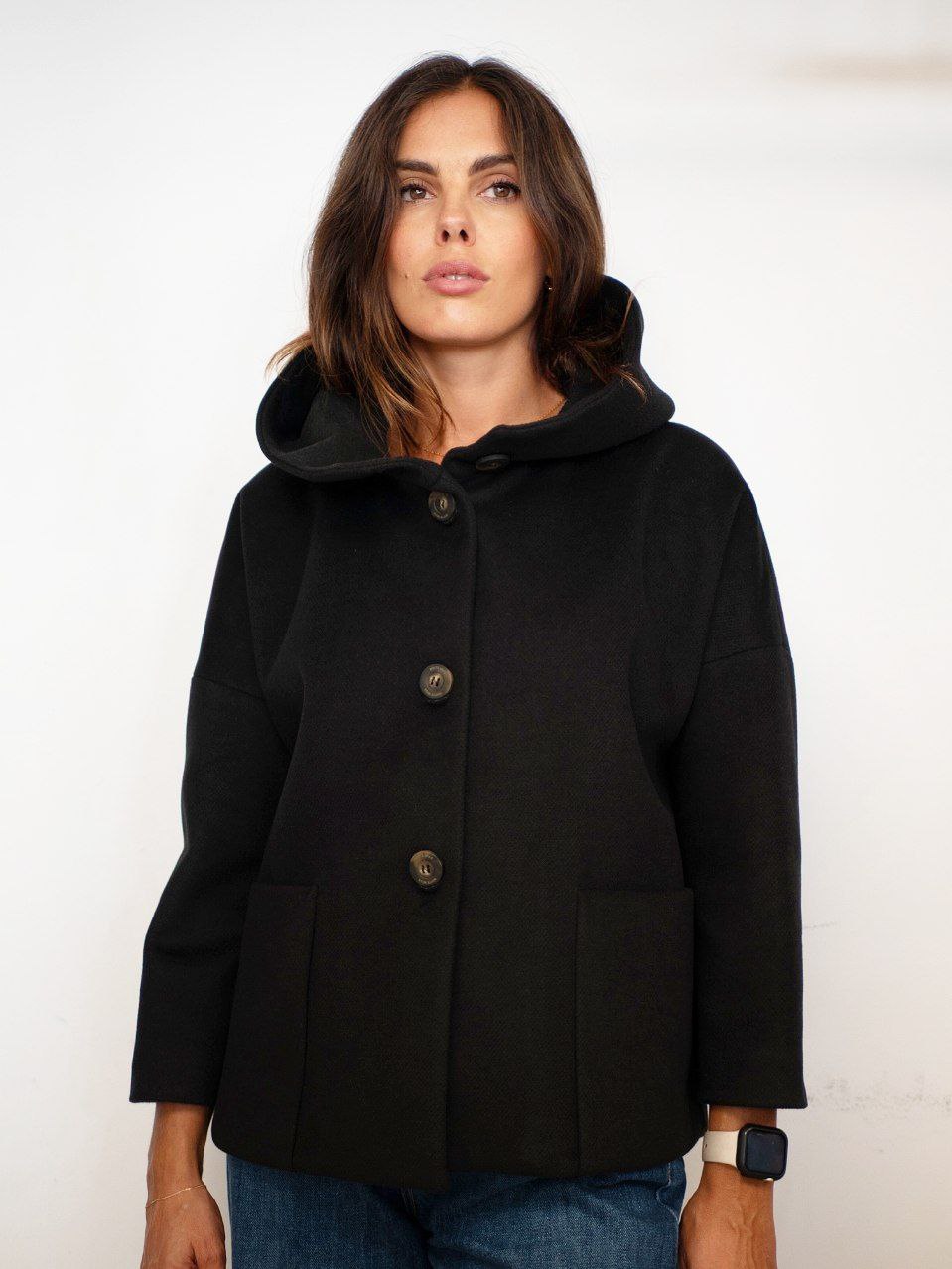 Cappotto Corto Nero con Cappuccio Whitewise