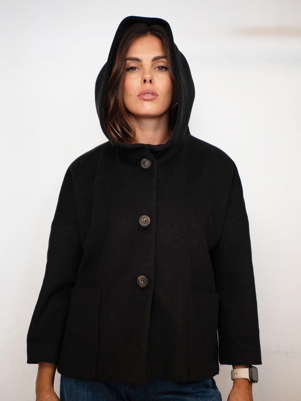 Cappotto Corto Nero con Cappuccio Whitewise