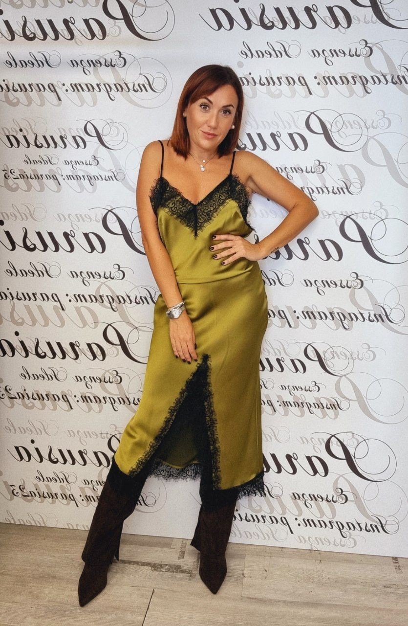 Abito in Satin Verde con Dettagli in Pizzo