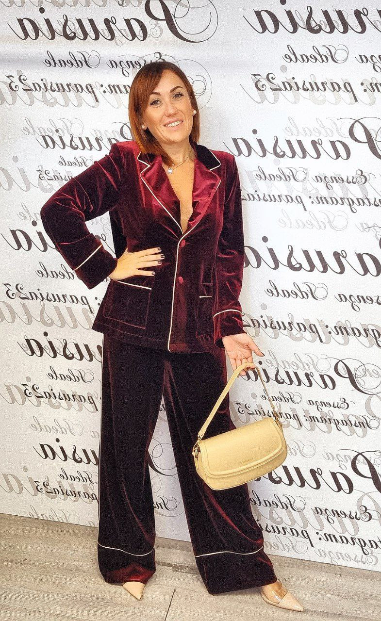 Tailleur in Velluto Bordeaux e Nero di TensioneIn