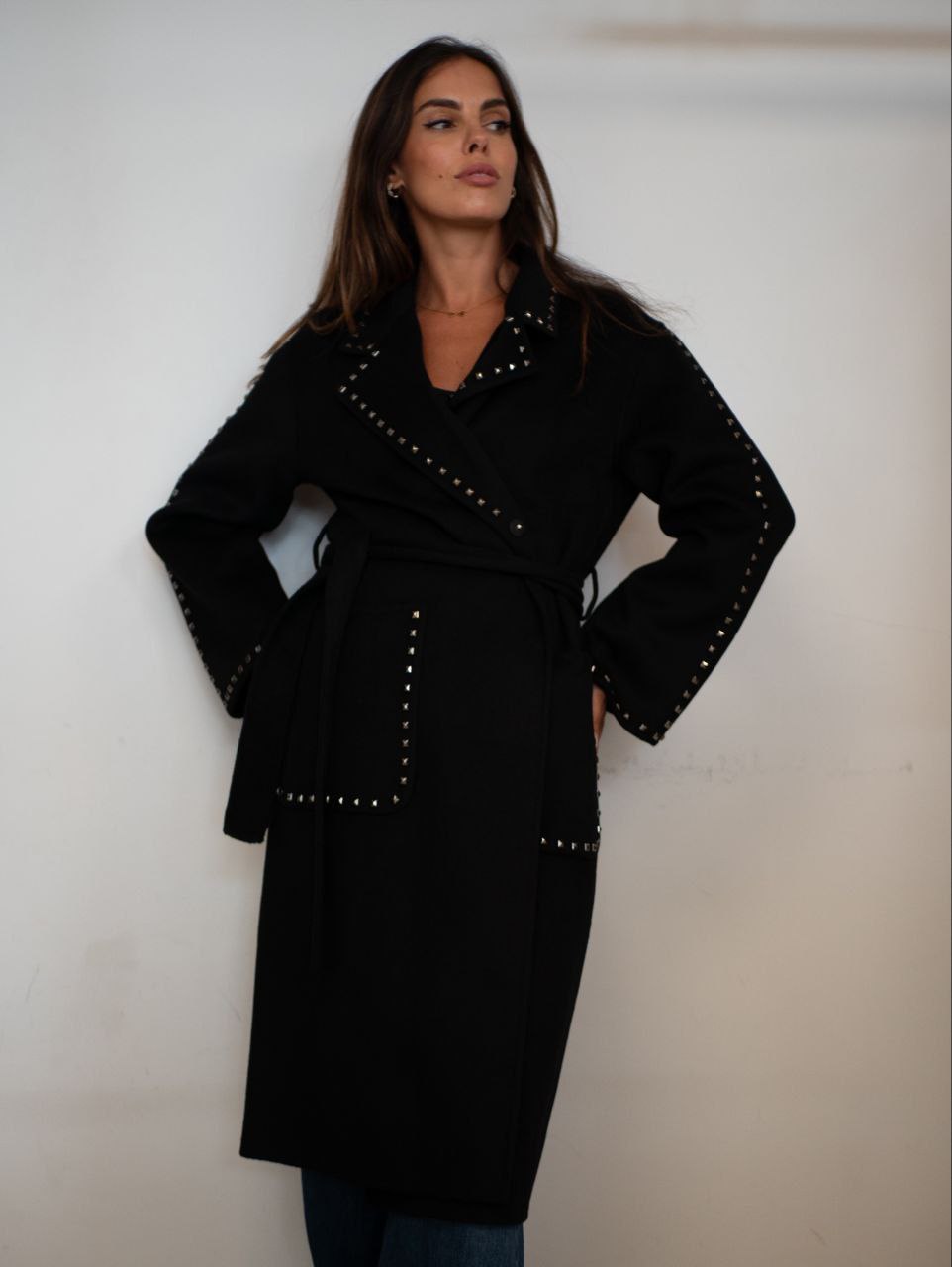 Cappotto Vicolo con Borchie e Cintura in Grigio e Nero